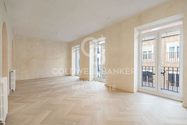 Renovated exterior apartment with 4 balconies in Malasaña, Madrid