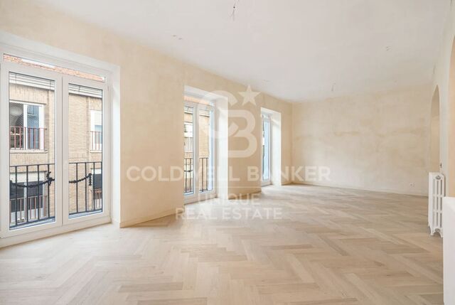 Appartement extérieur rénové avec 4 balcons à Malasaña, Madrid