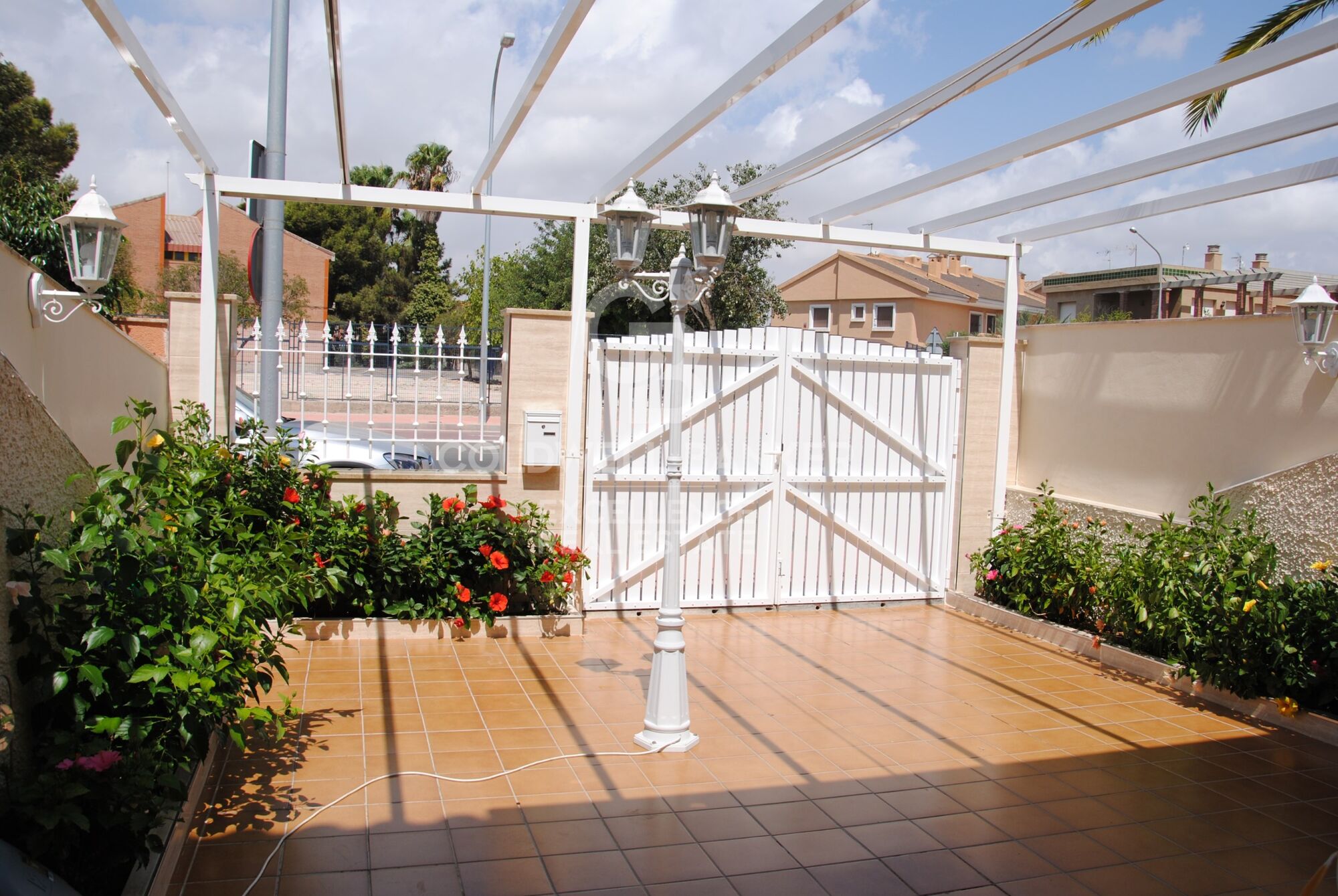 Helle Doppelhaushälfte mit Reihenhaus, Parkplatz und großer Terrasse in Santiago de la Ribera, Murcia