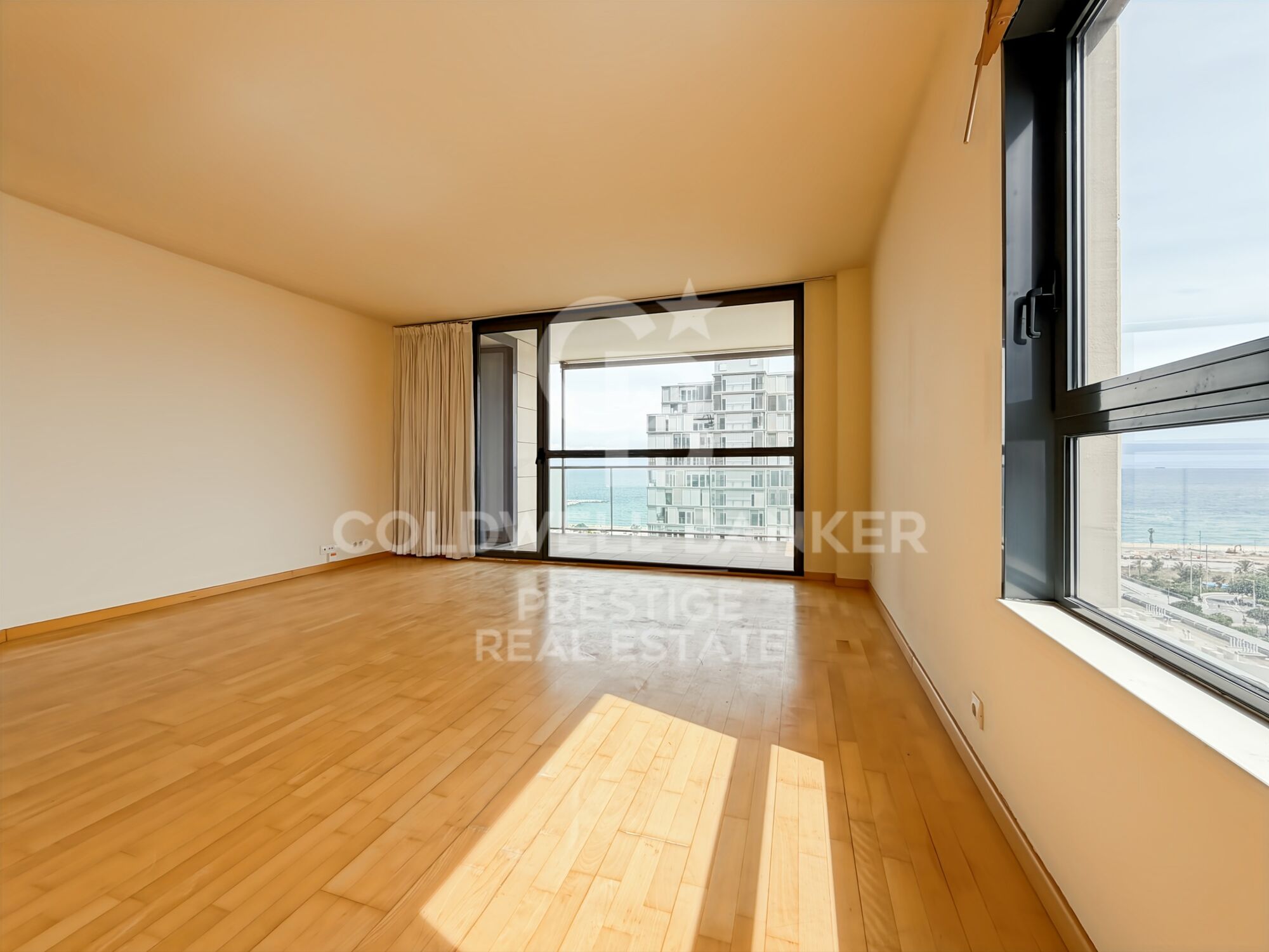 Apartment with terrace, sea views, pool, gym and paddle courts