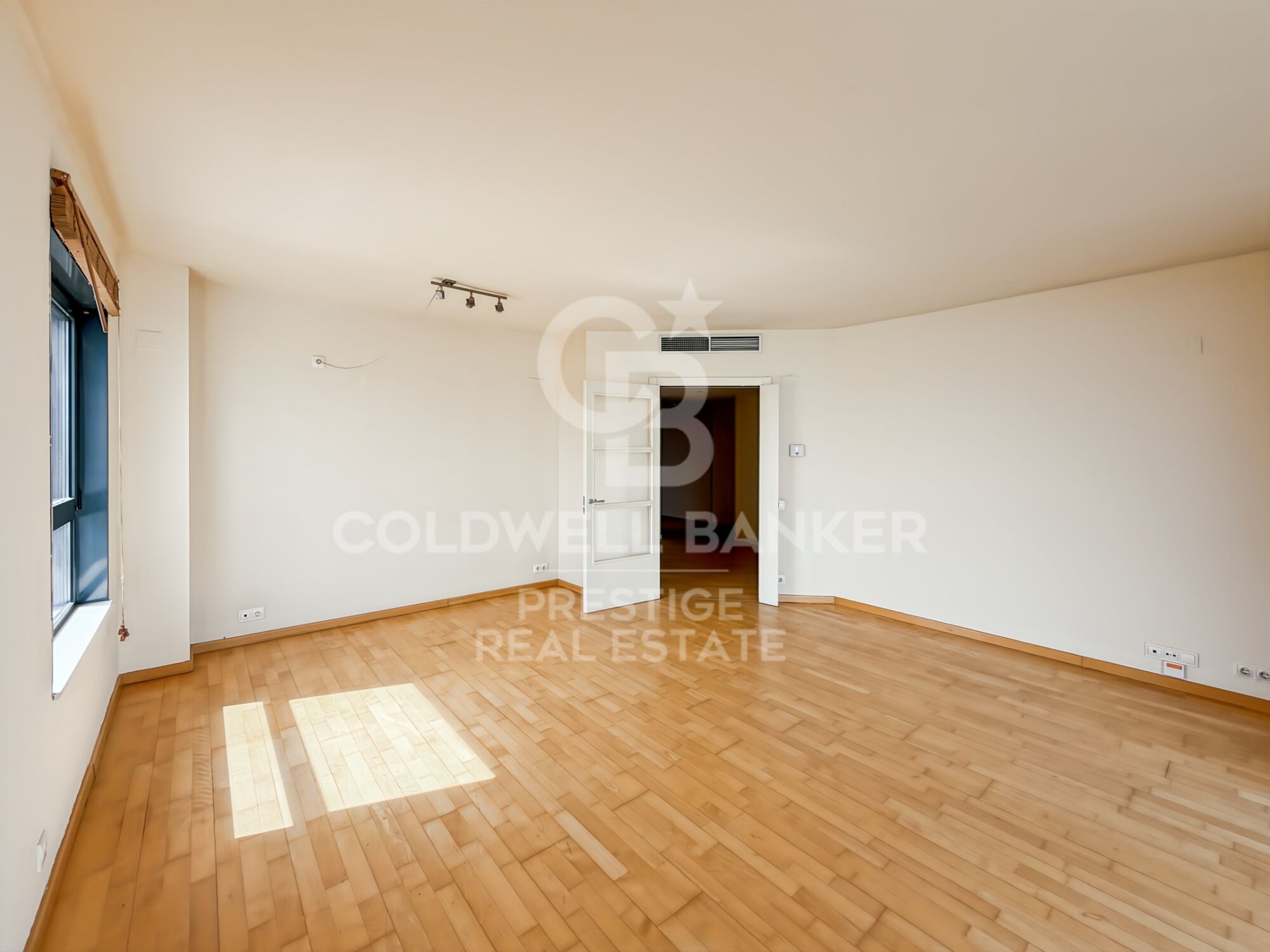 Apartment with terrace, sea views, pool, gym and paddle courts