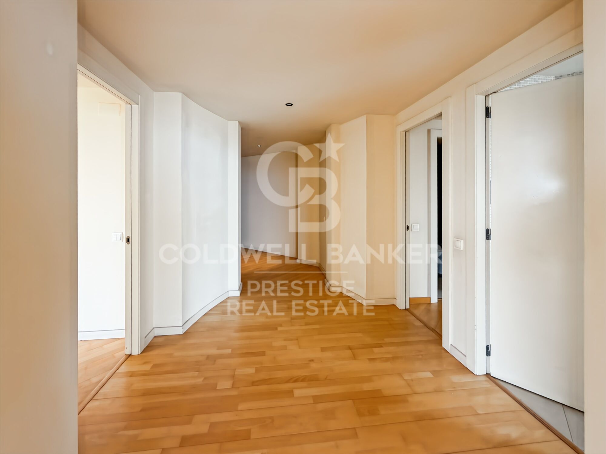 Apartment with terrace, sea views, pool, gym and paddle courts