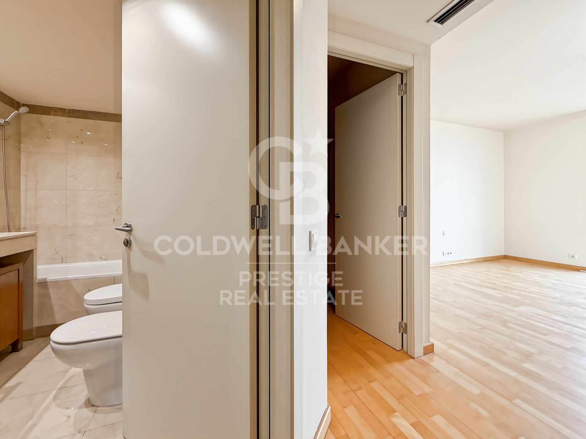 Apartment with terrace, sea views, pool, gym and paddle courts