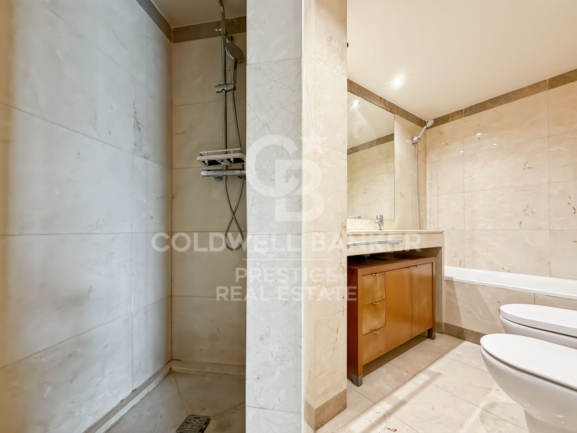 Apartment with terrace, sea views, pool, gym and paddle courts