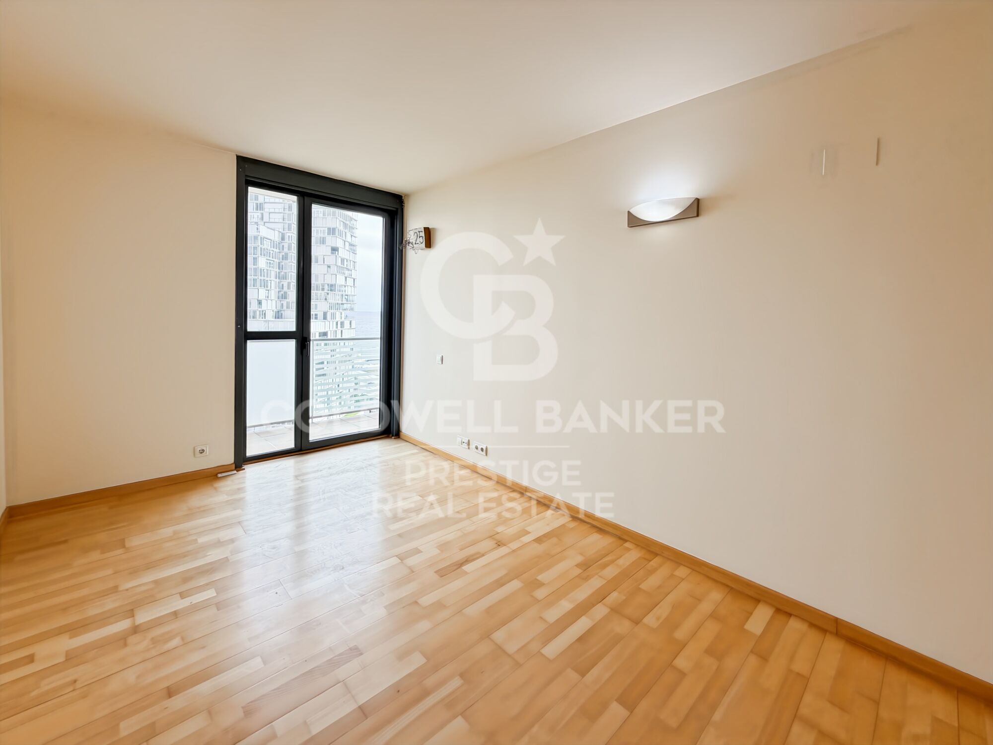 Piso con terraza, vistas al mar, piscina, gym y pádel