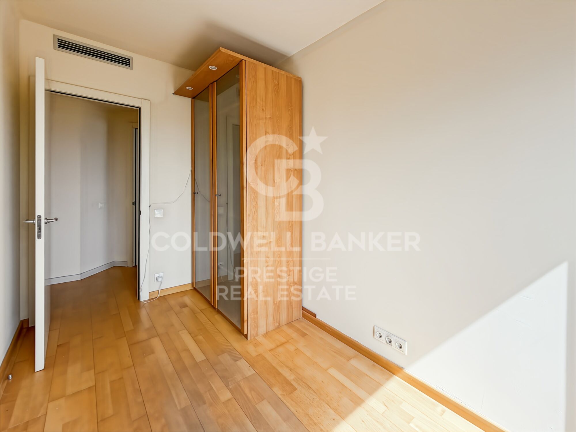 Apartment with terrace, sea views, pool, gym and paddle courts