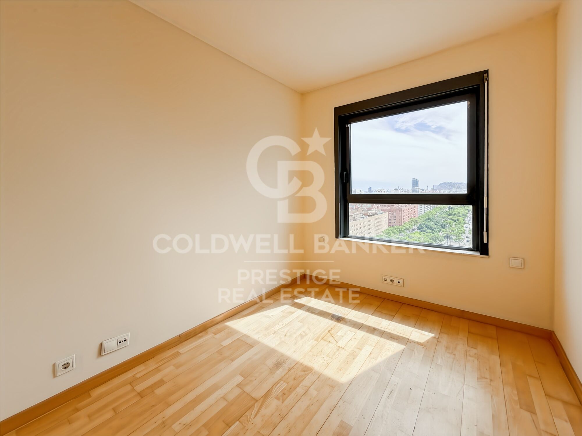 Apartment with terrace, sea views, pool, gym and paddle courts