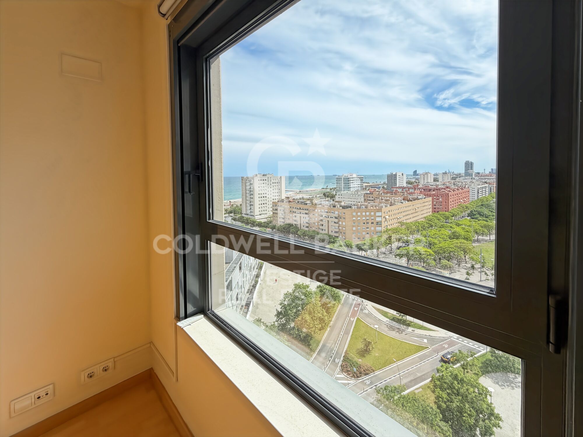 Apartment with terrace, sea views, pool, gym and paddle courts