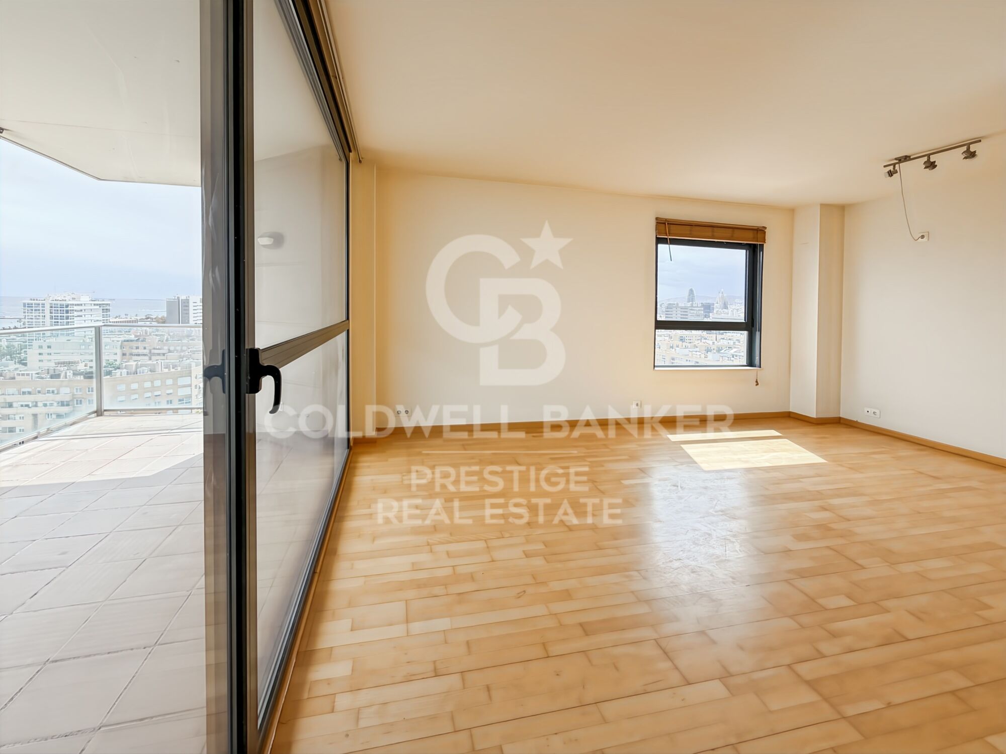 Piso con terraza, vistas al mar, piscina, gym y pádel