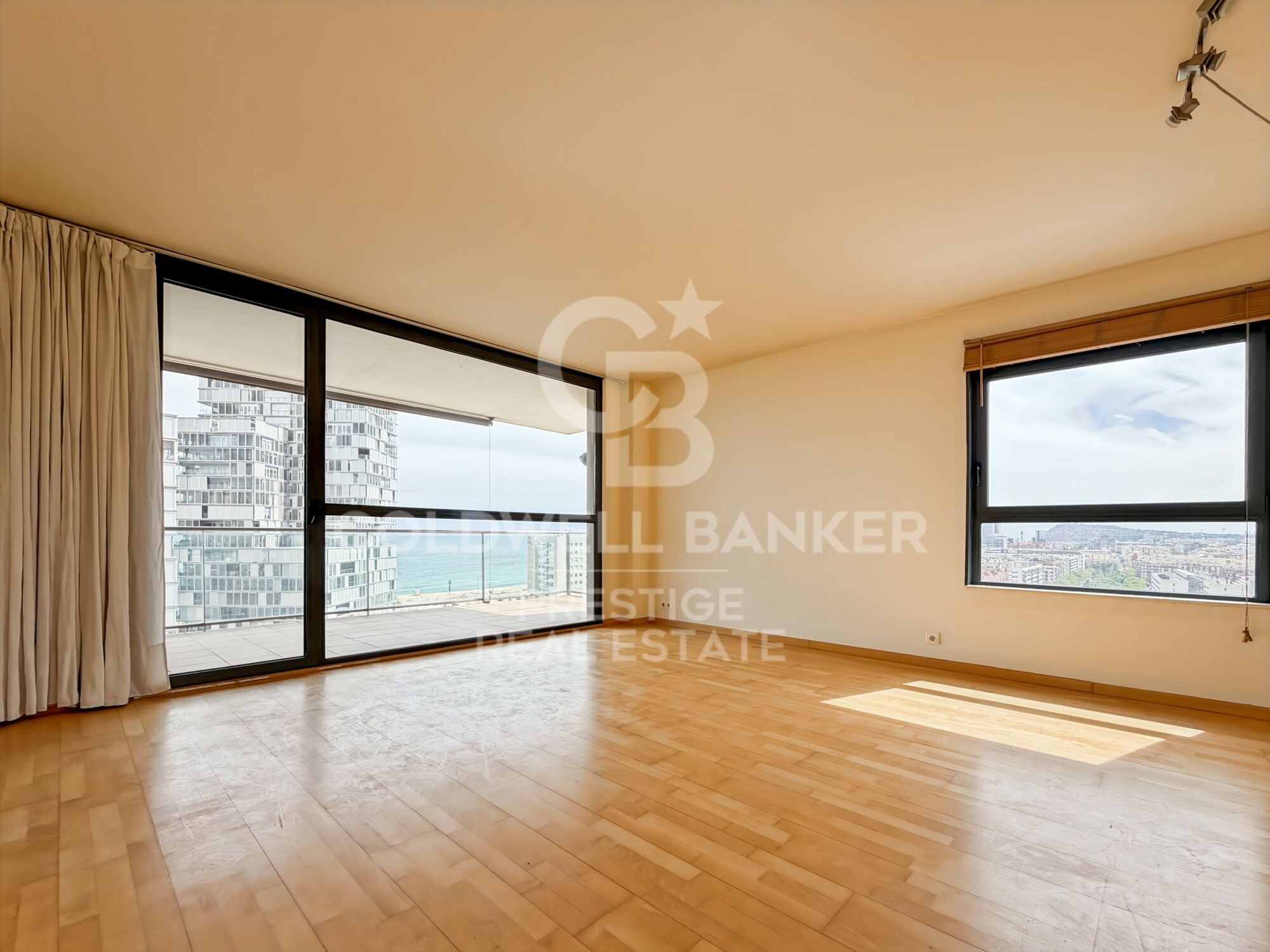 Piso con terraza, vistas al mar, piscina, gym y pádel