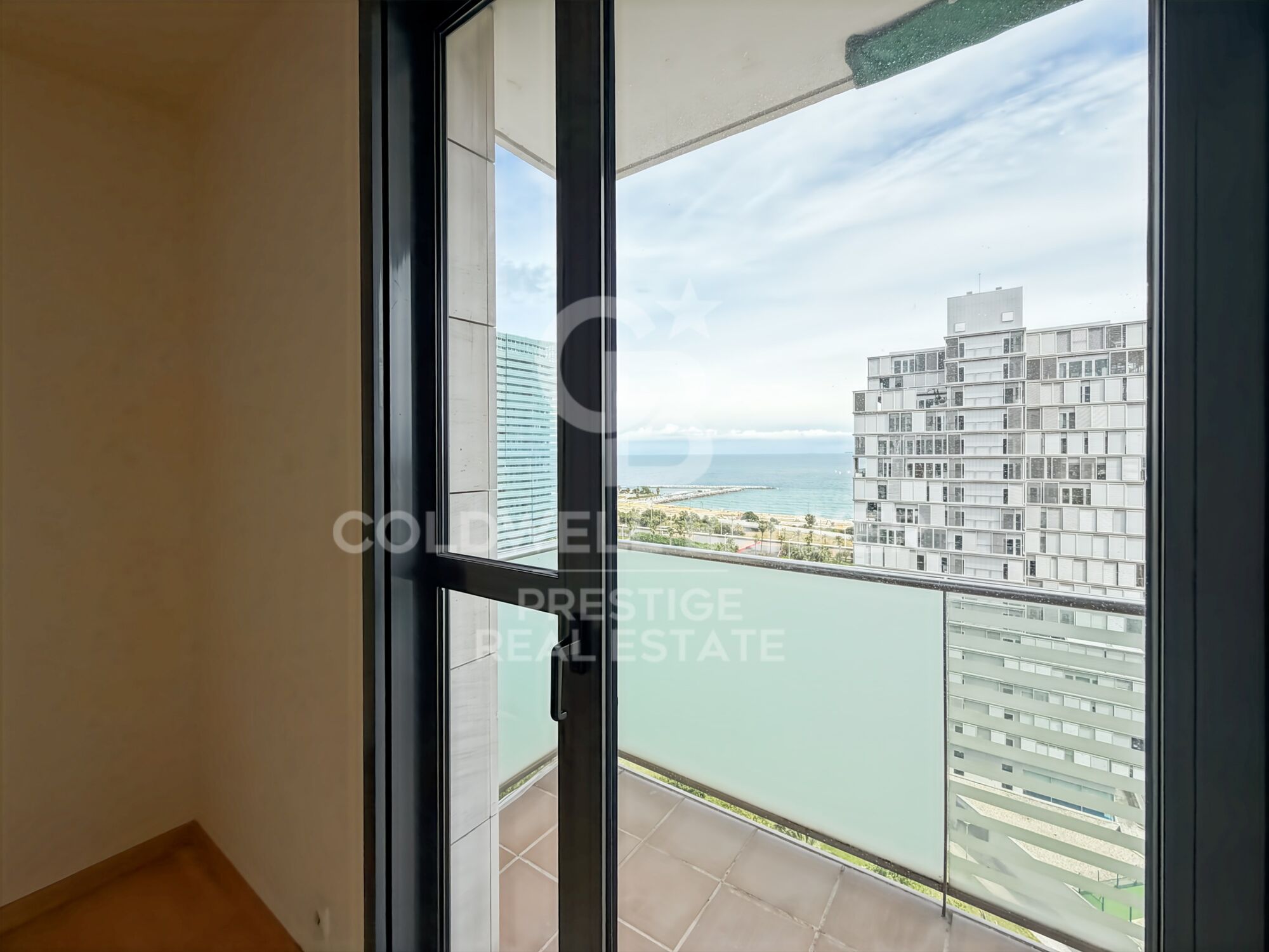 Piso con terraza, vistas al mar, piscina, gym y pádel