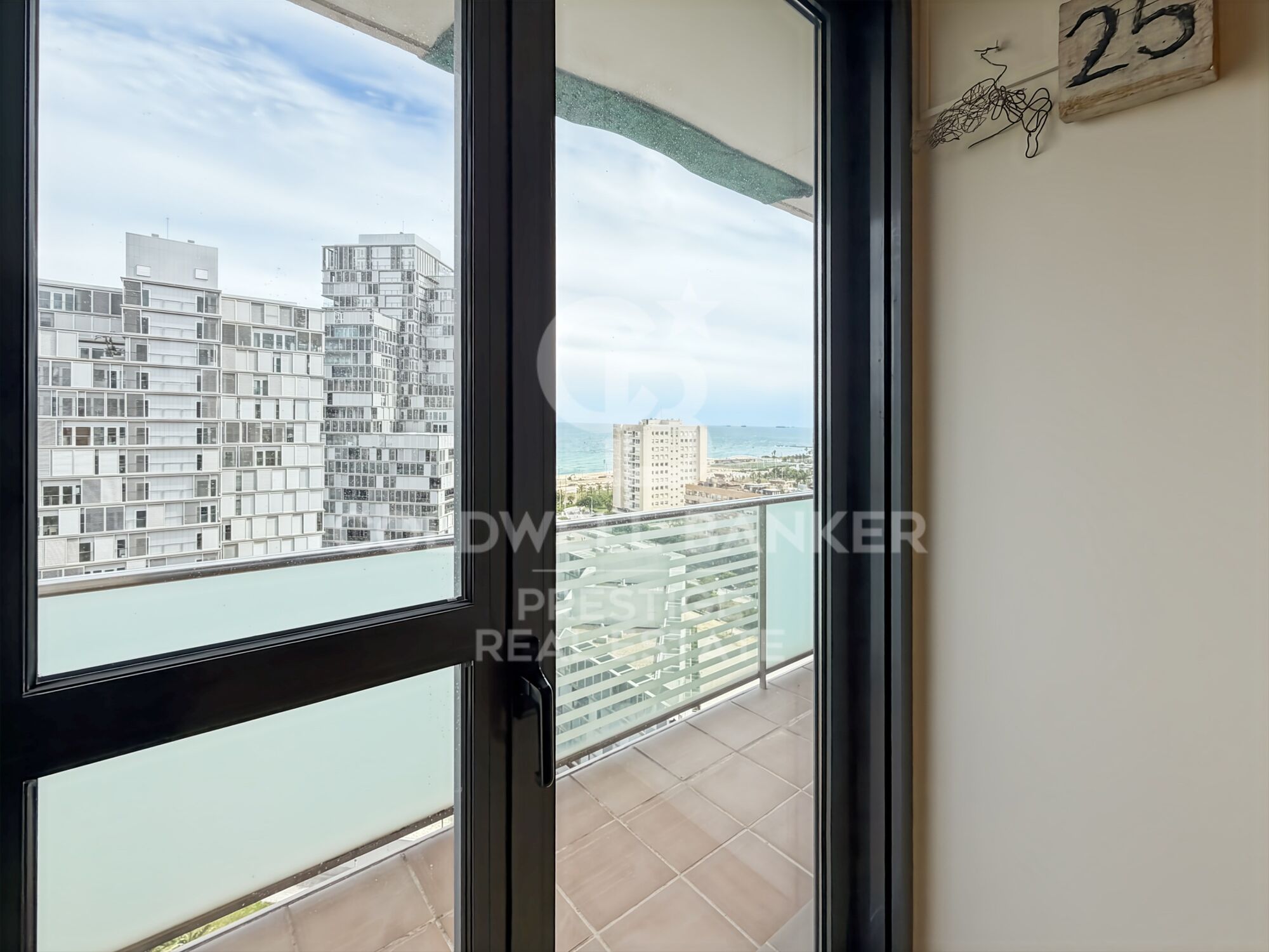 Piso con terraza, vistas al mar, piscina, gym y pádel