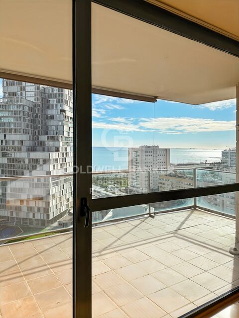 Piso con terraza, vistas al mar, piscina, gym y pádel