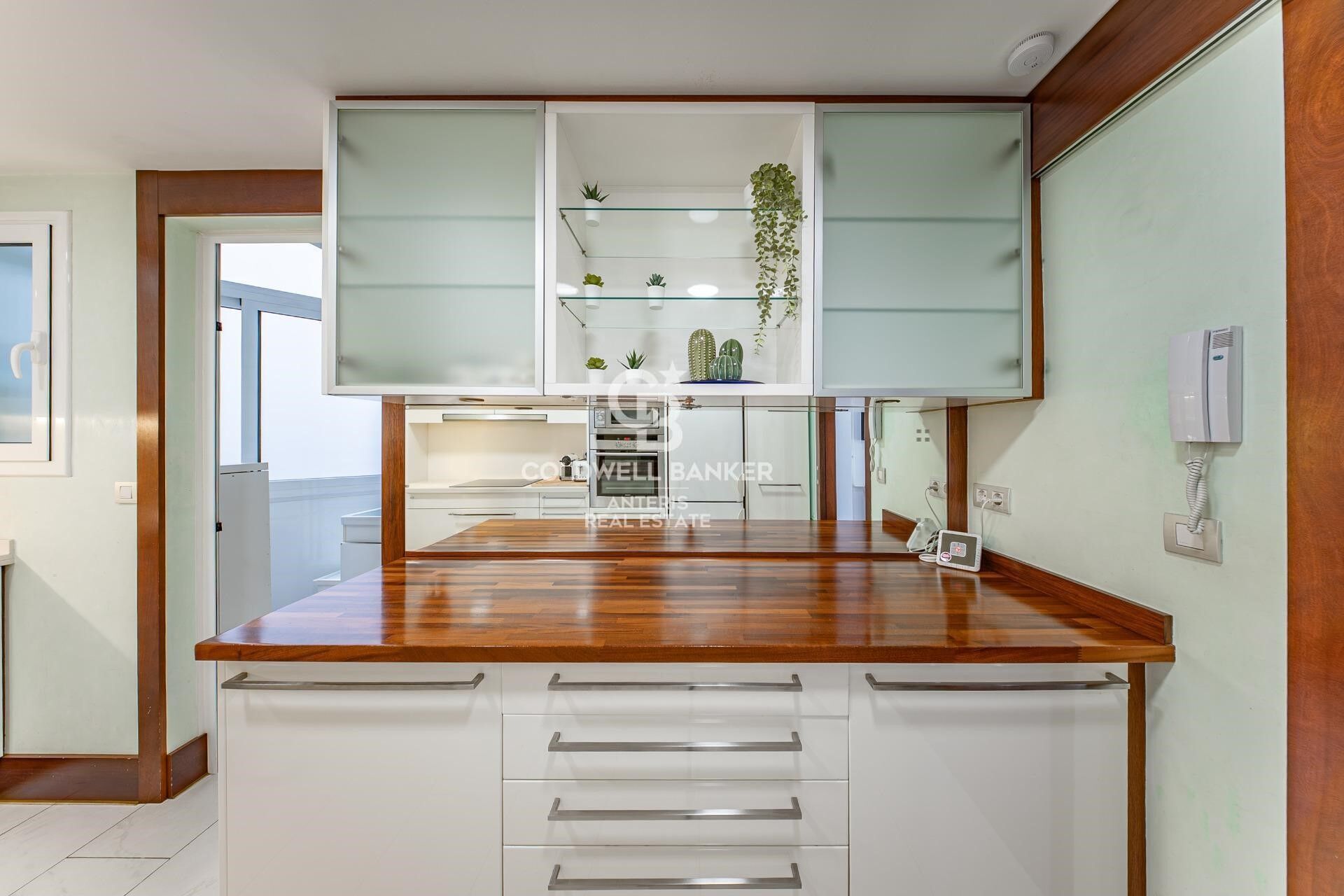 Exclusive bright apartment on Enric Granados street