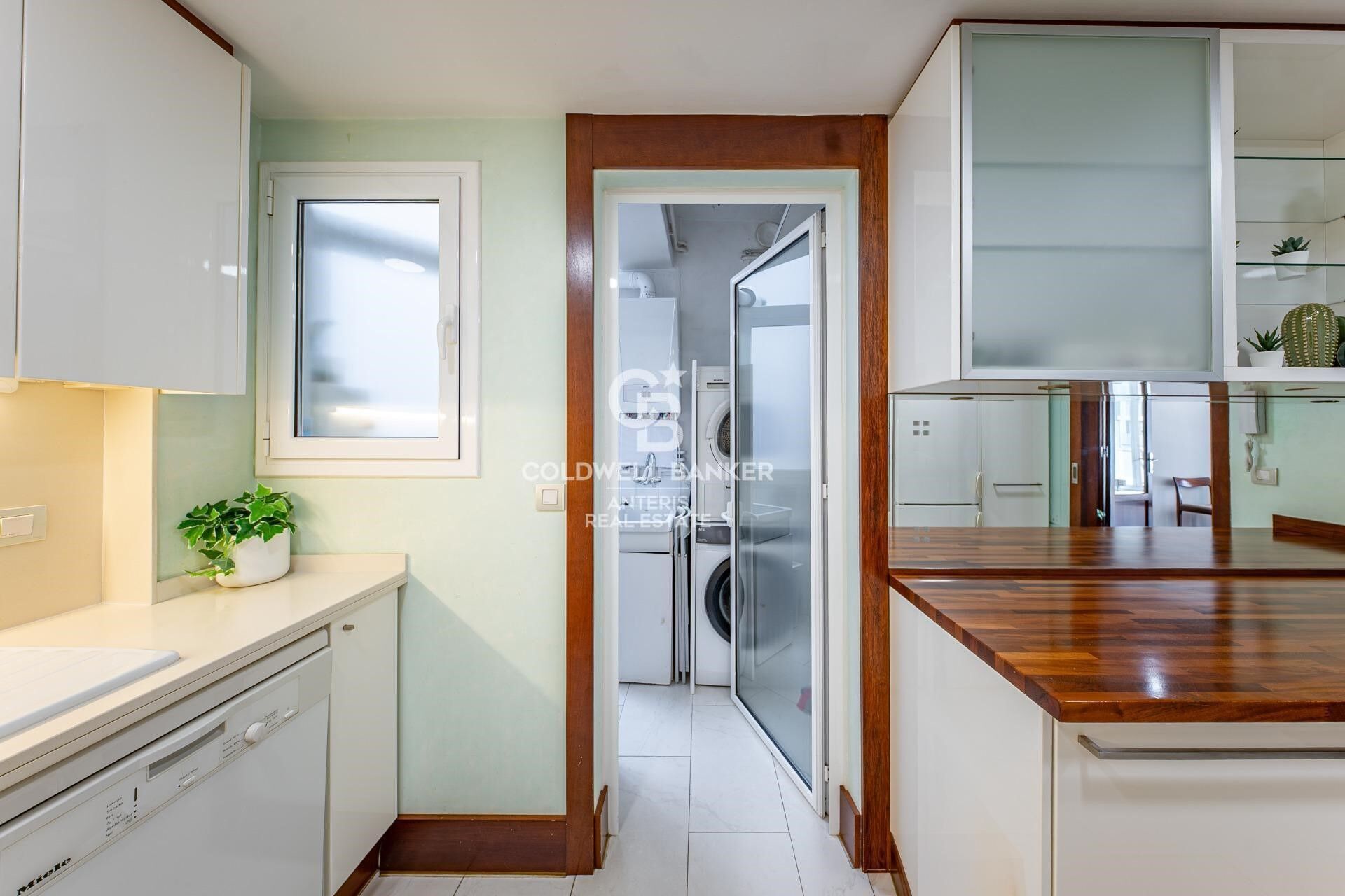 Exclusive bright apartment on Enric Granados street