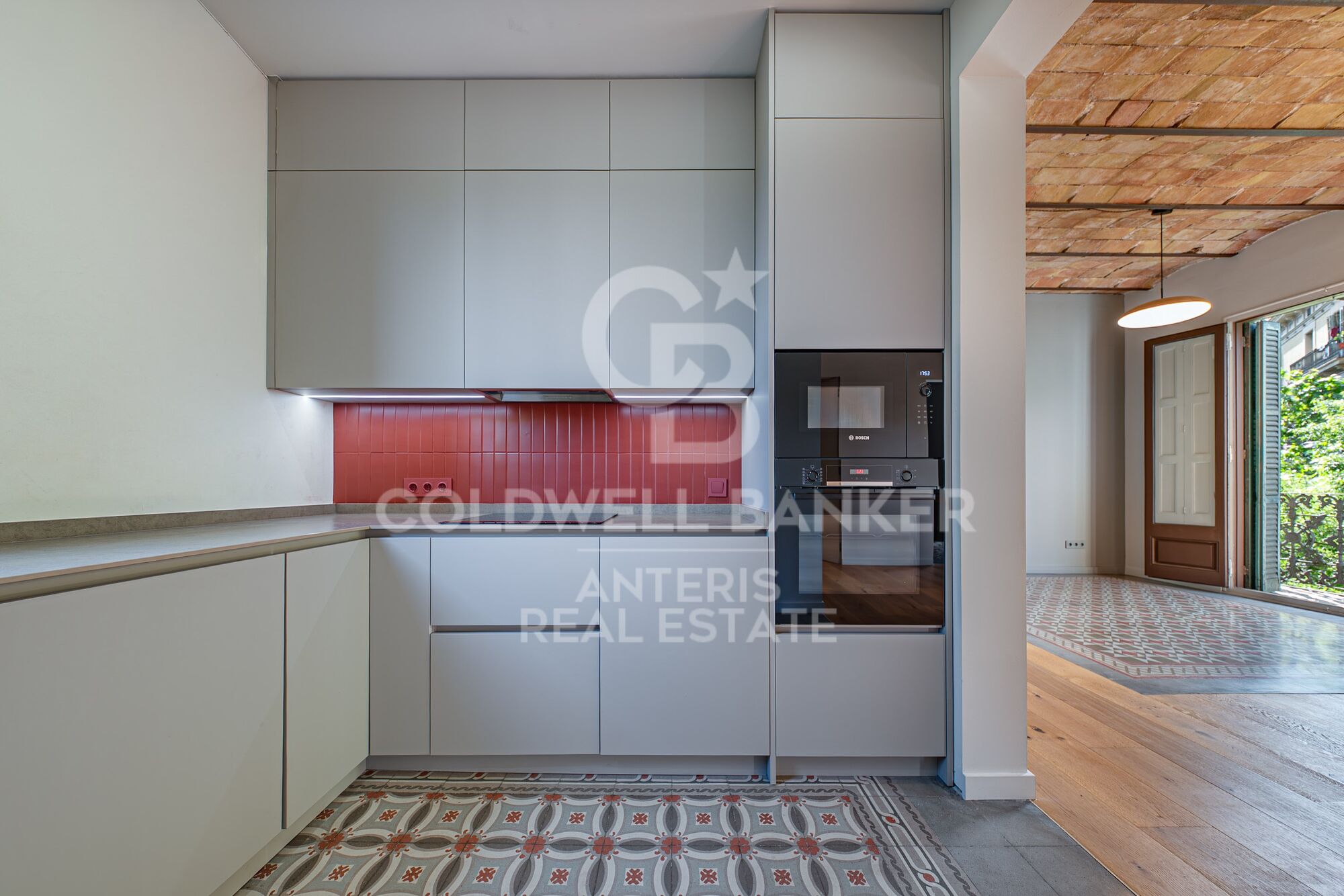 Exclusiva vivienda reformada con elementos originales