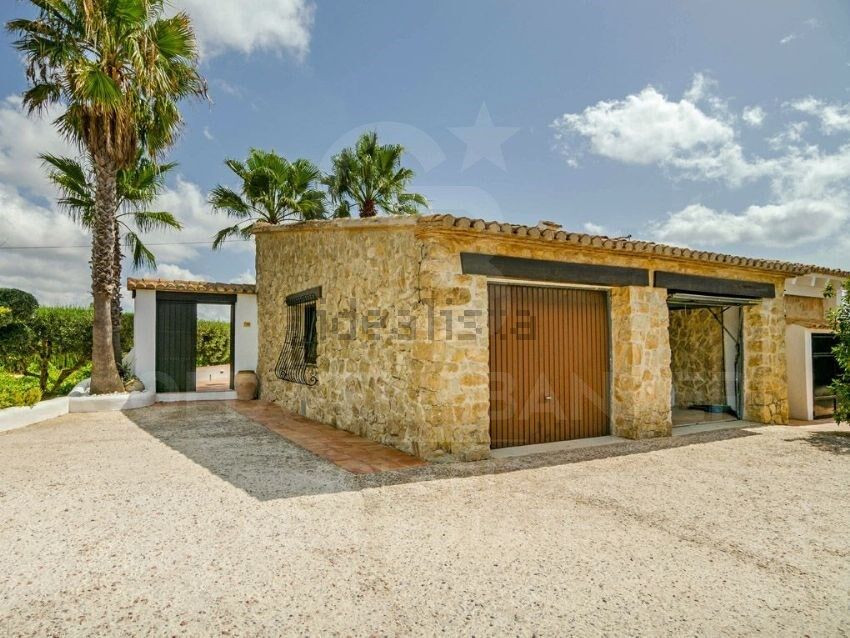 Renovated high-end finca with sea views, main house and guest flat in Benissa