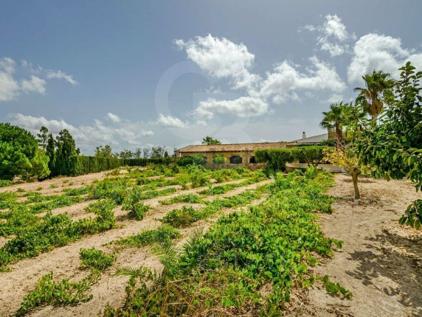 Renovated high-end finca with sea views, main house and guest flat in Benissa