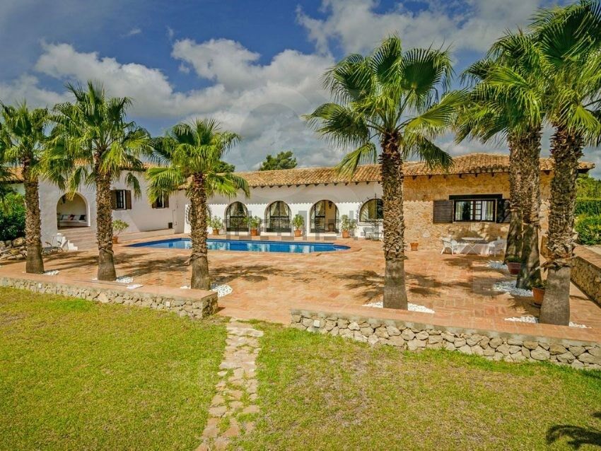 Renovated high-end finca with sea views, main house and guest flat in Benissa