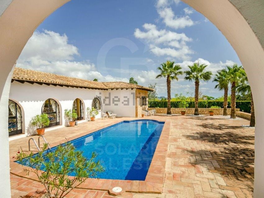 Renovated high-end finca with sea views, main house and guest flat in Benissa