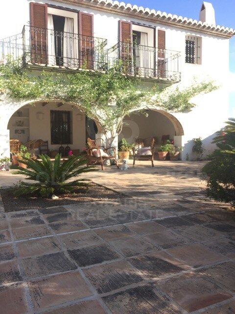 Renovated high-end finca with sea views, main house and guest flat in Benissa
