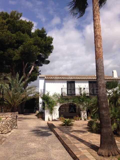 Renovated high-end finca with sea views, main house and guest flat in Benissa