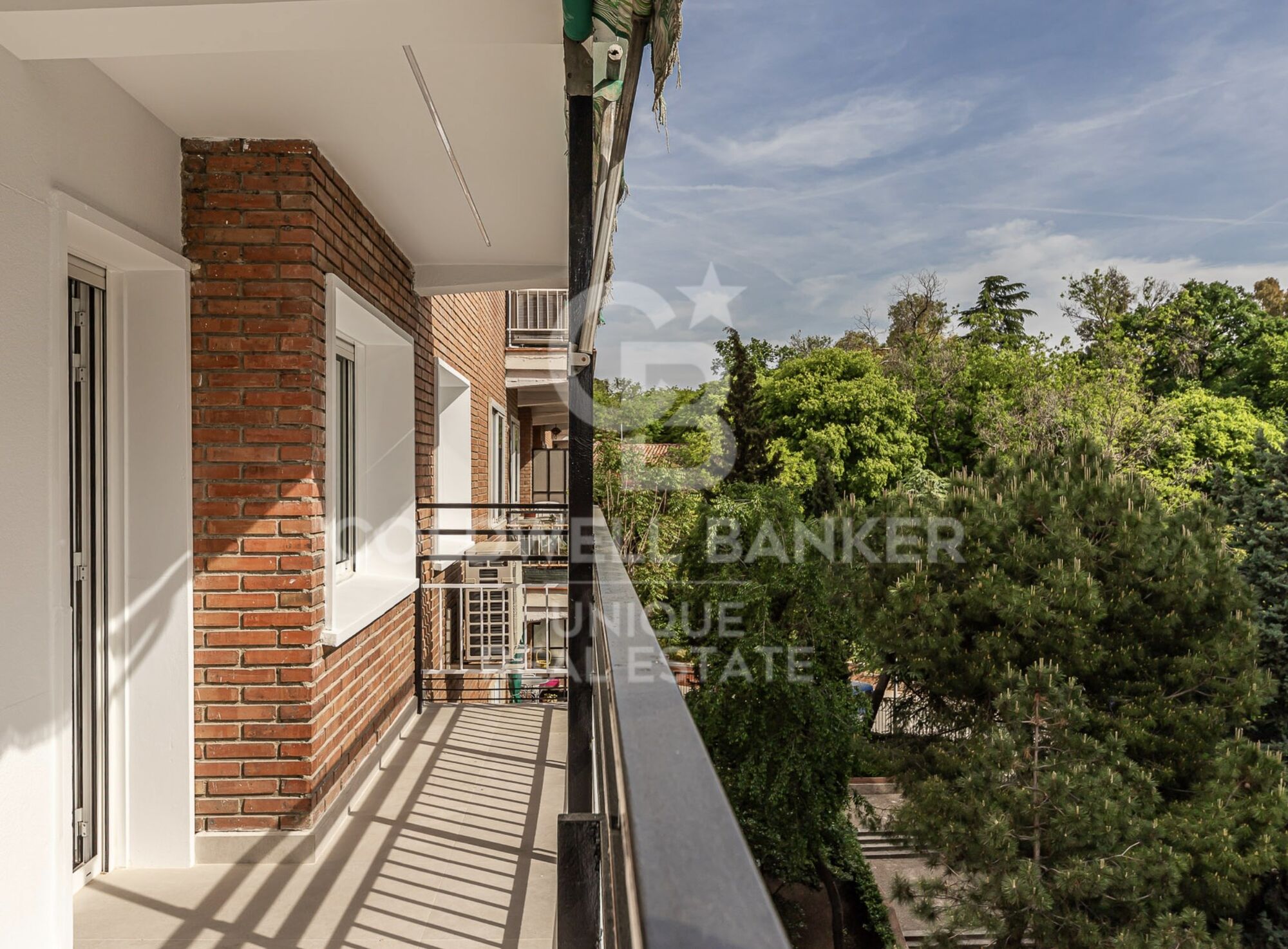 Renovierte Außenwohnung mit Terrasse und Stellplatz in Jerónimos, Madrid