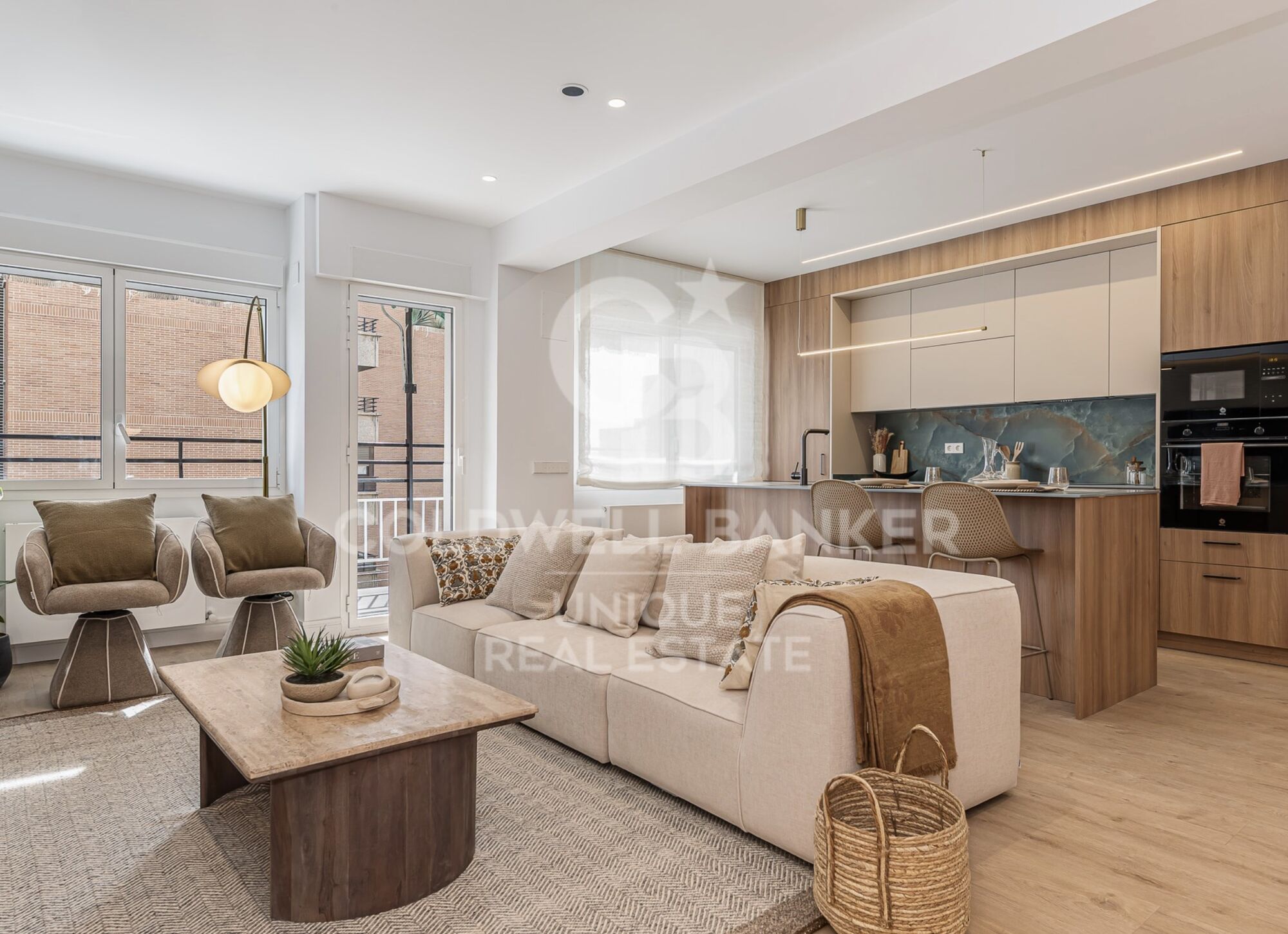 Renovierte Außenwohnung mit Terrasse und Stellplatz in Jerónimos, Madrid