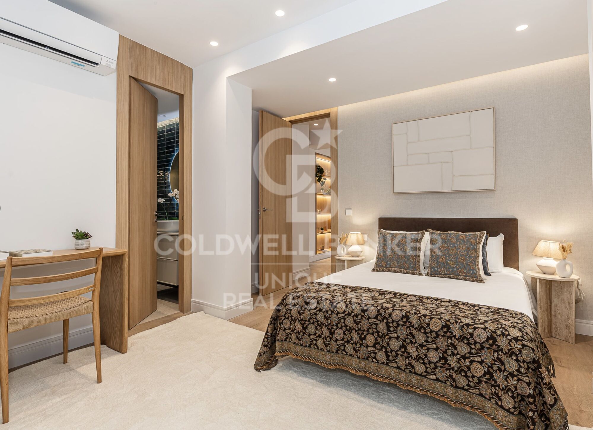 Appartement extérieur rénové avec terrasse et parking à Jerónimos, Madrid