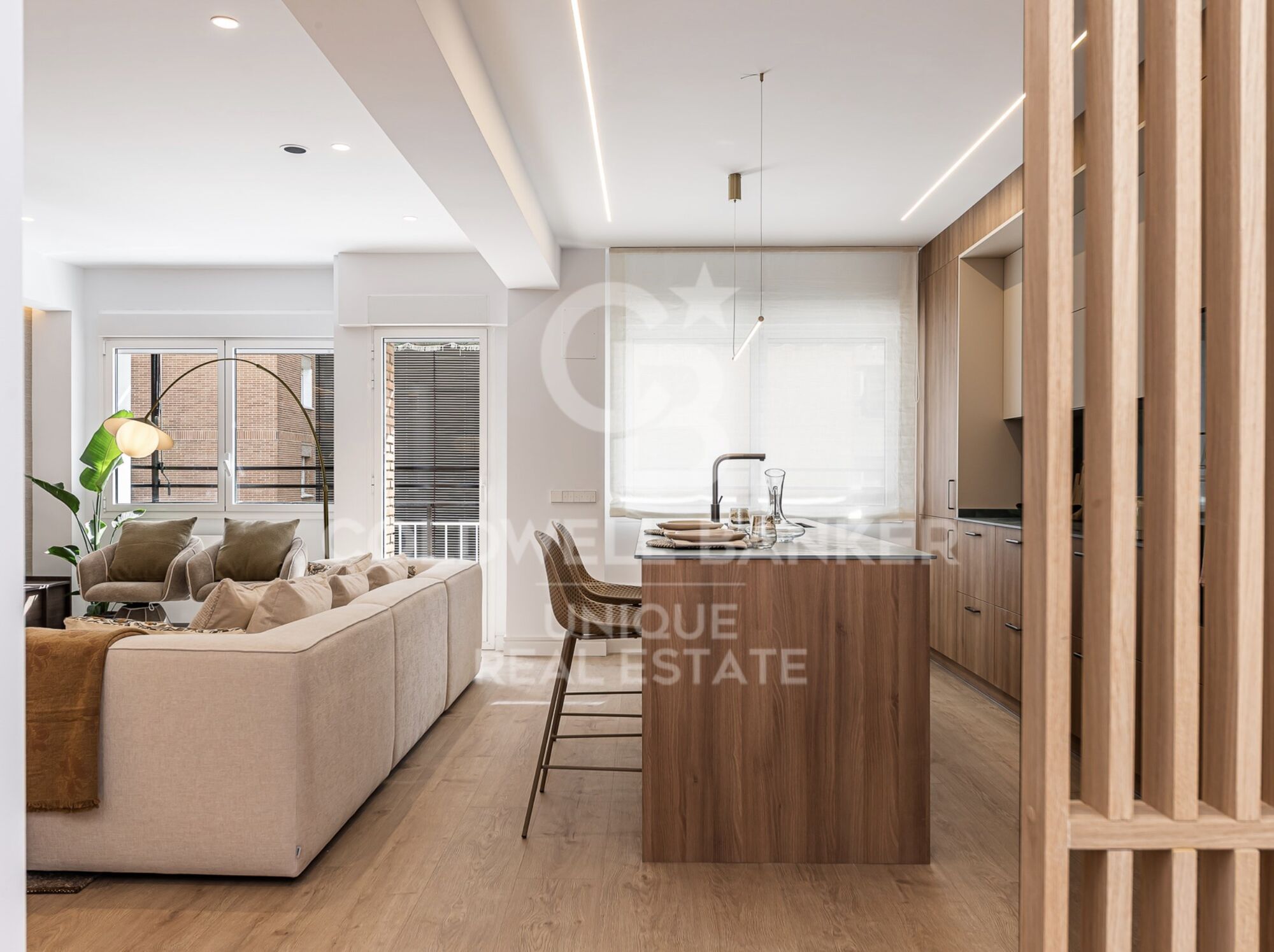 Renovated exterior apartment with terrace and parking in Jerónimos, Madrid