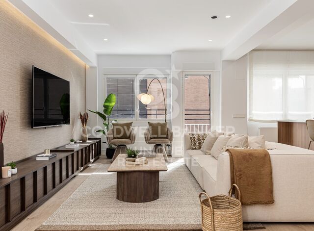 Renovierte Außenwohnung mit Terrasse und Stellplatz in Jerónimos, Madrid