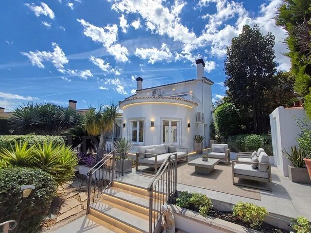 Exklusive Villa in einem prestigeträchtigen Wohngebiet mit Meerblick