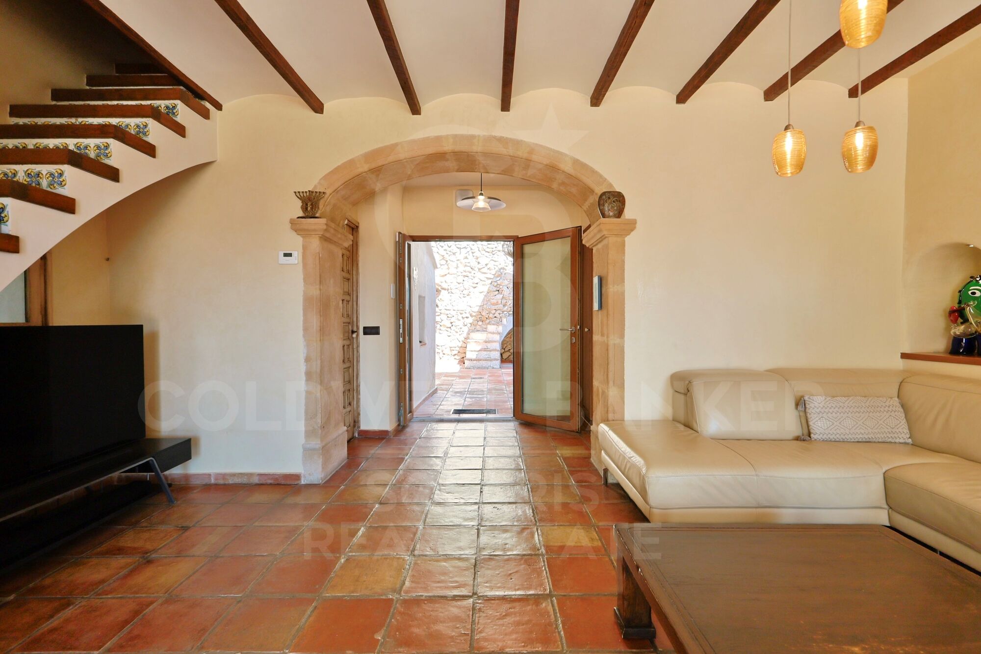 Elegant Mediterranean finca with character, privacy and independent spaces just a stone's throw from the centre of Jávea