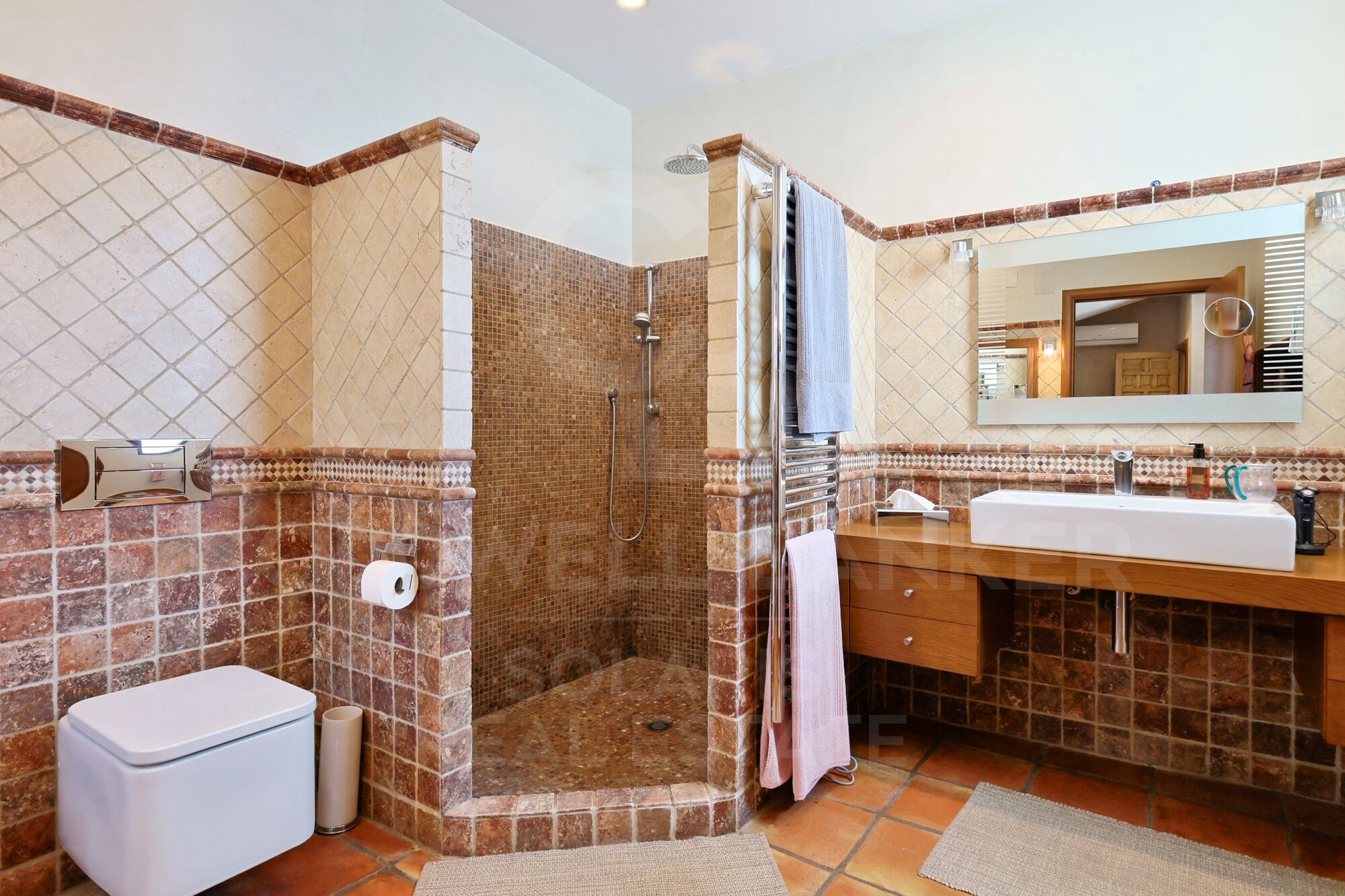 Elegant Mediterranean finca with character, privacy and independent spaces just a stone's throw from the centre of Jávea