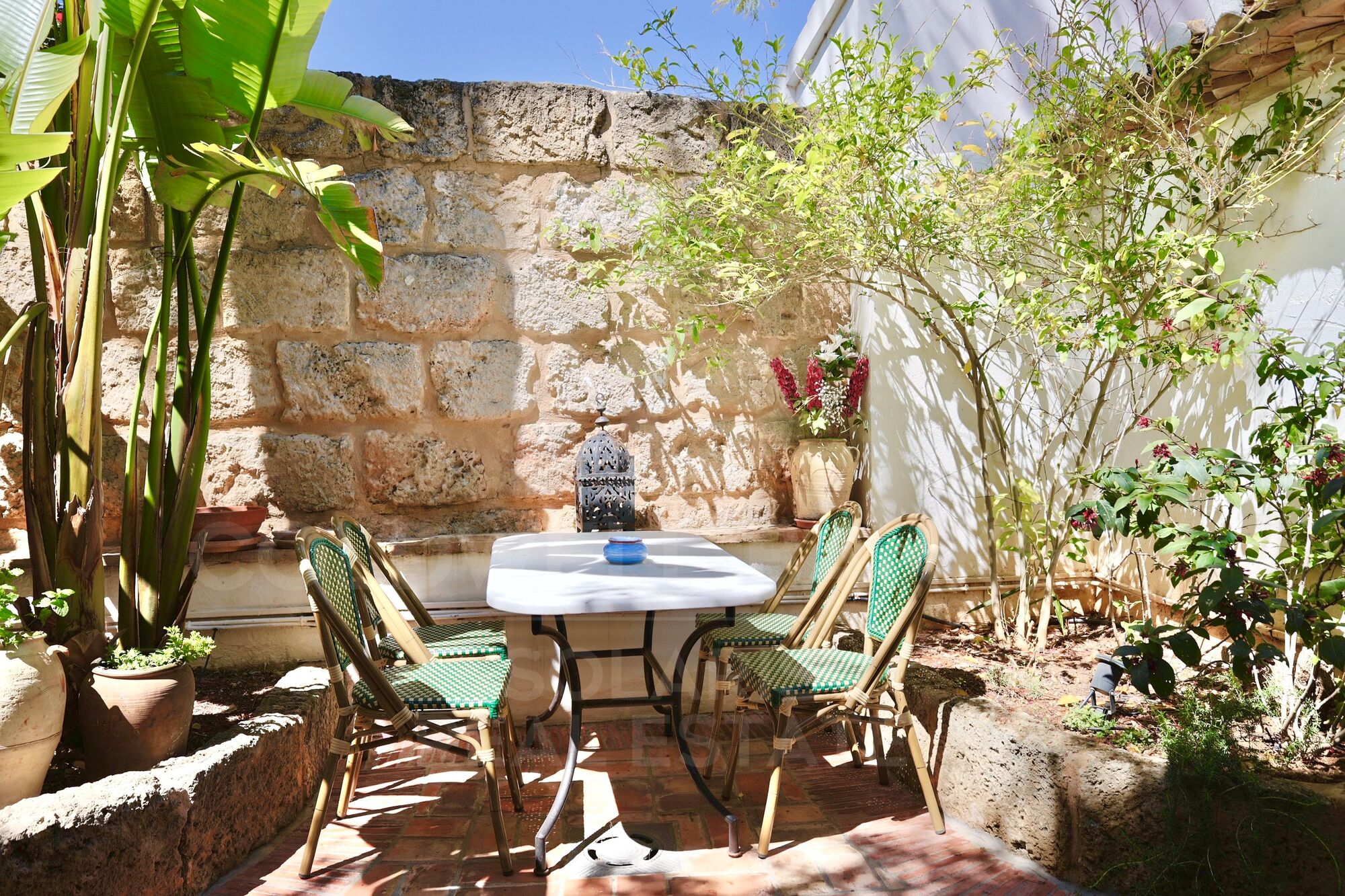 Elegant Mediterranean finca with character, privacy and independent spaces just a stone's throw from the centre of Jávea