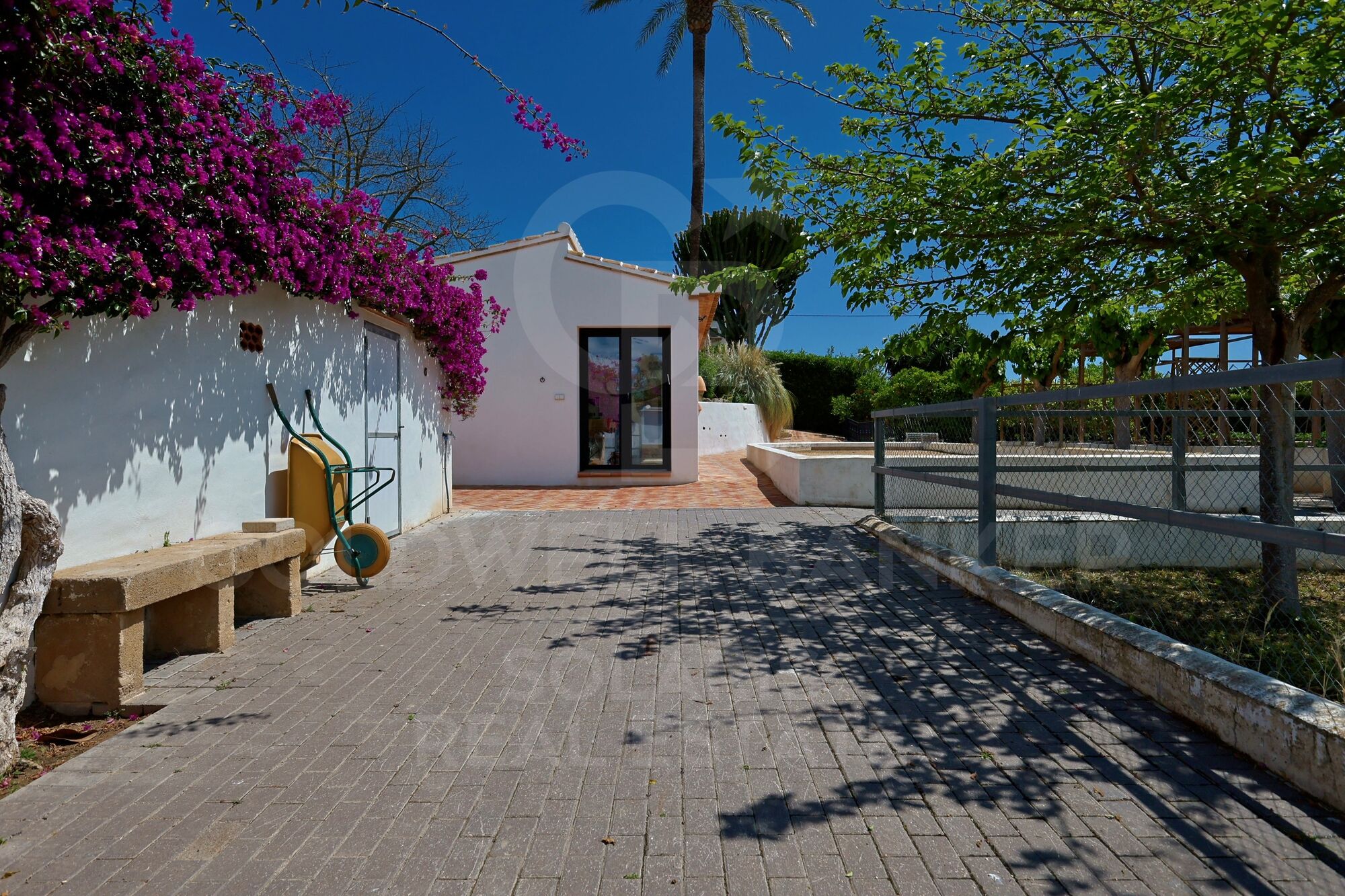 Elegant Mediterranean finca with character, privacy and independent spaces just a stone's throw from the centre of Jávea