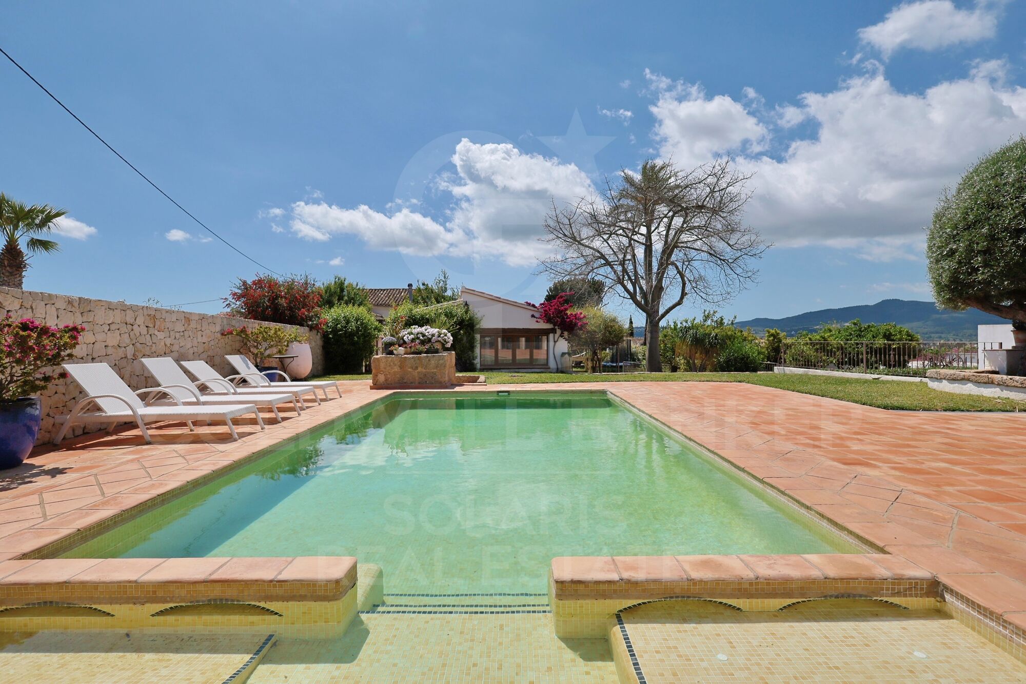 Elegant Mediterranean finca with character, privacy and independent spaces just a stone's throw from the centre of Jávea