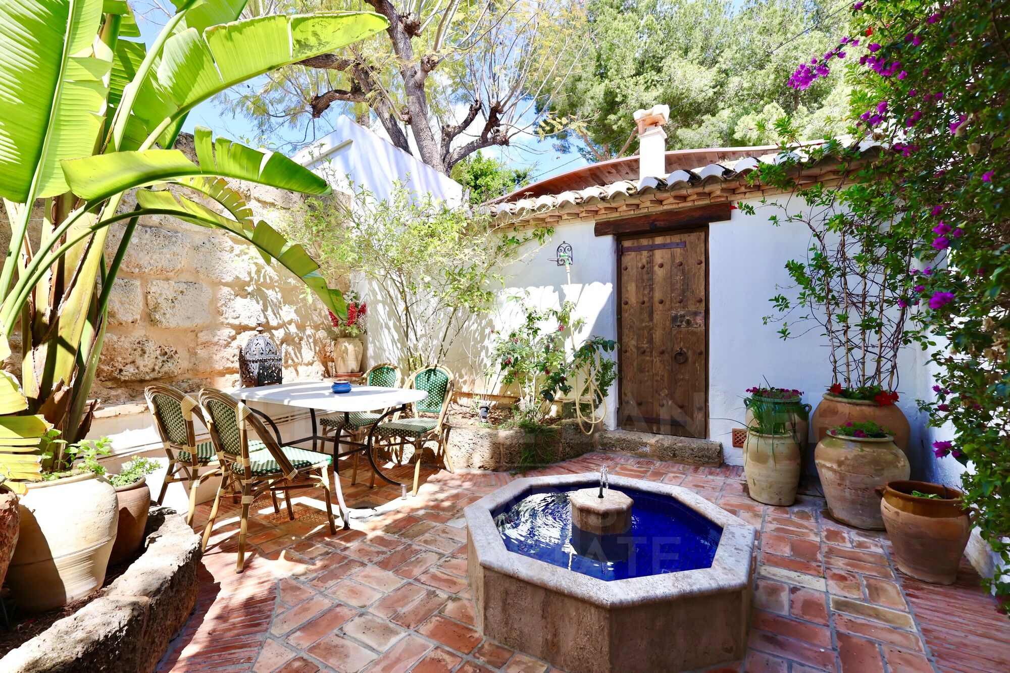 Elegant Mediterranean finca with character, privacy and independent spaces just a stone's throw from the centre of Jávea