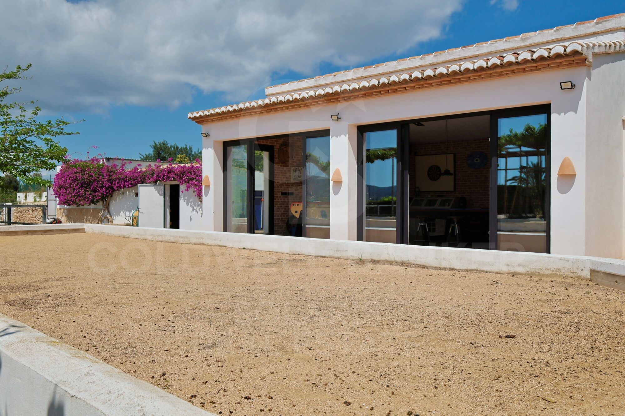 Elegant Mediterranean finca with character, privacy and independent spaces just a stone's throw from the centre of Jávea