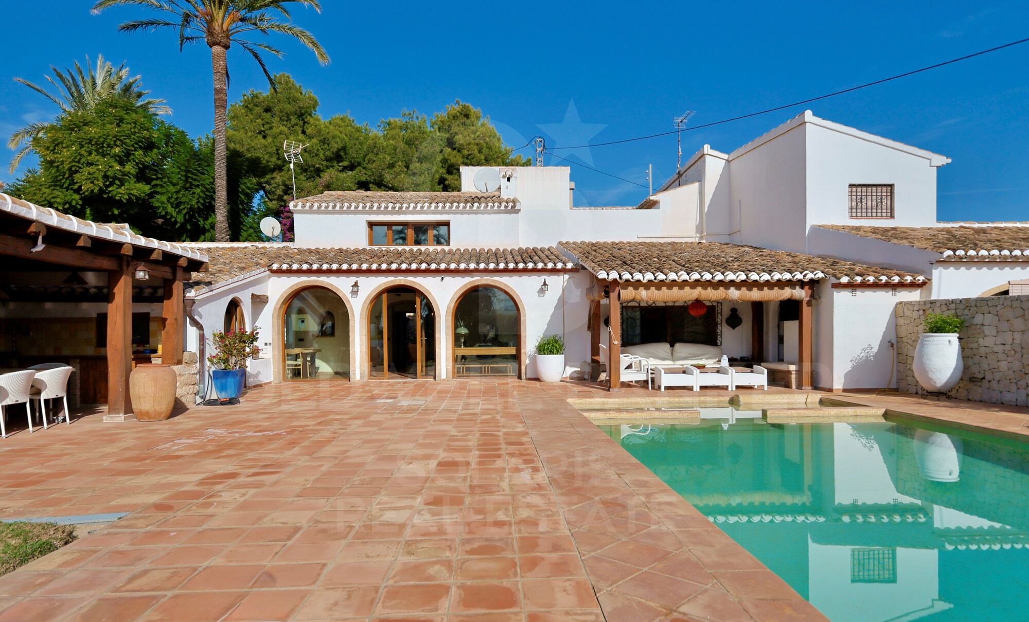 Elegante finca mediterránea con carácter, privacidad y espacios independientes a un paso del centro de Jávea