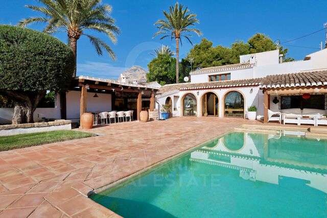 Elegante mediterrane Finca mit Charakter, Privatsphäre und unabhängigen Räumen, nur einen Steinwurf vom Zentrum von Jávea entfernt.