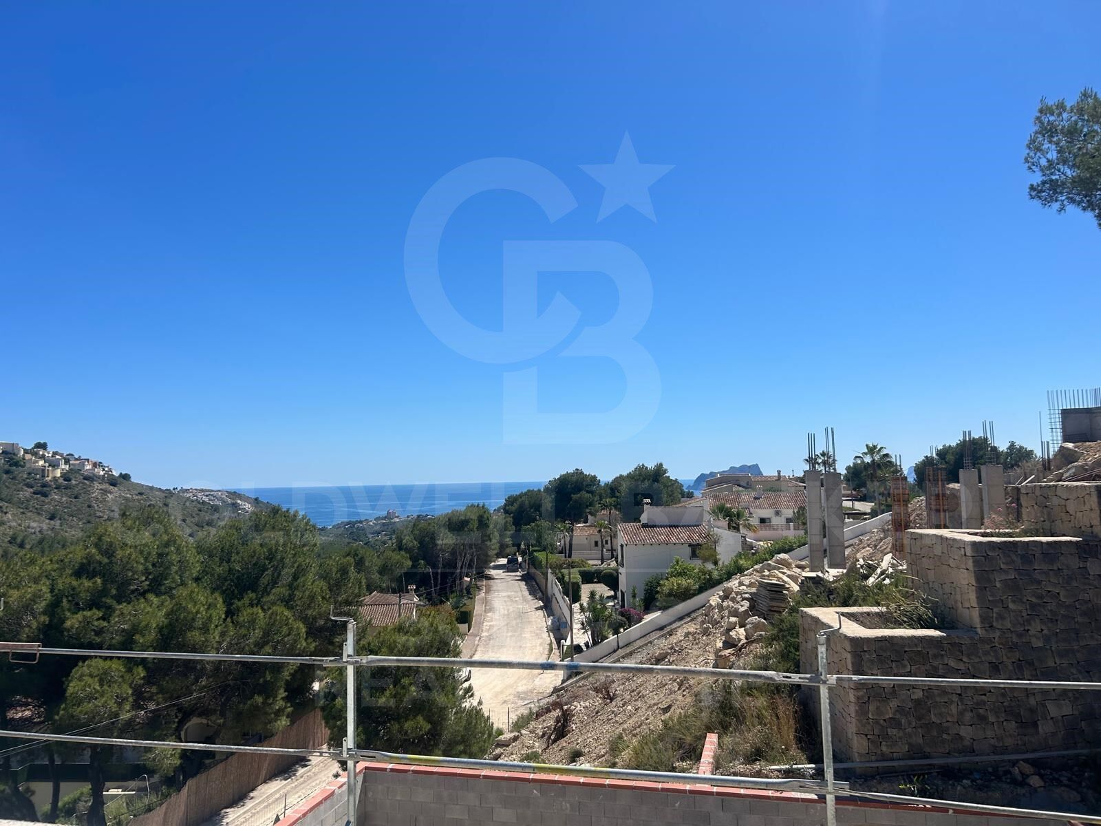Villa contemporánea en construcción con impresionantes vistas al mar, ascensor privado y orientación sureste