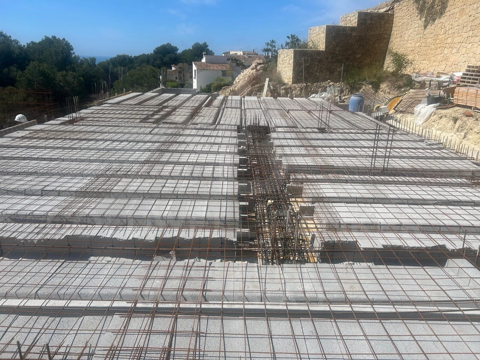 Villa contemporánea en construcción con impresionantes vistas al mar, ascensor privado y orientación sureste