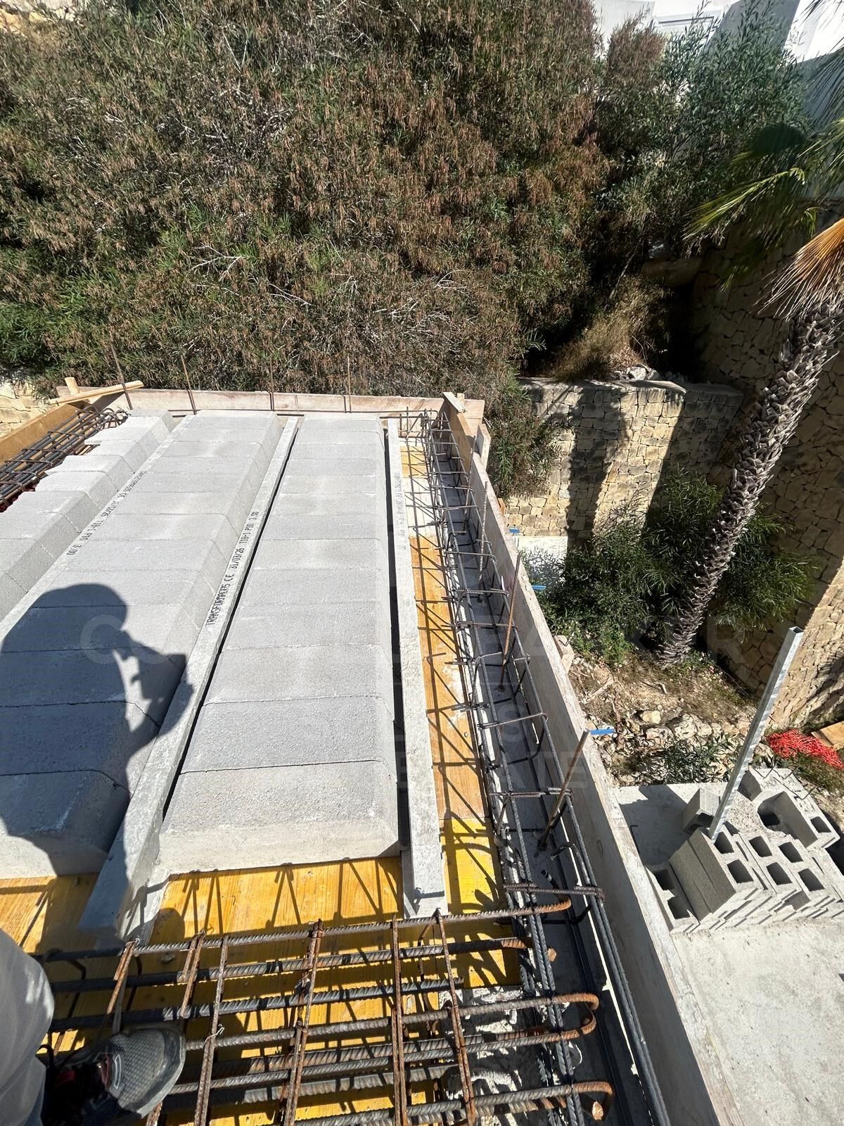 Villa contemporánea en construcción con impresionantes vistas al mar, ascensor privado y orientación sureste