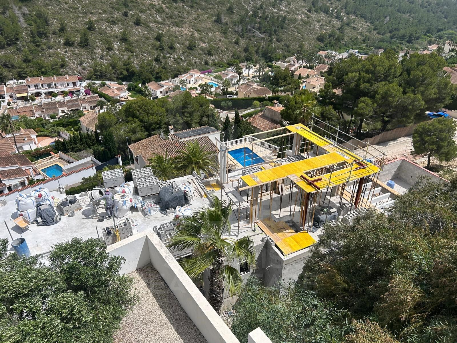 Villa contemporánea en construcción con impresionantes vistas al mar, ascensor privado y orientación sureste