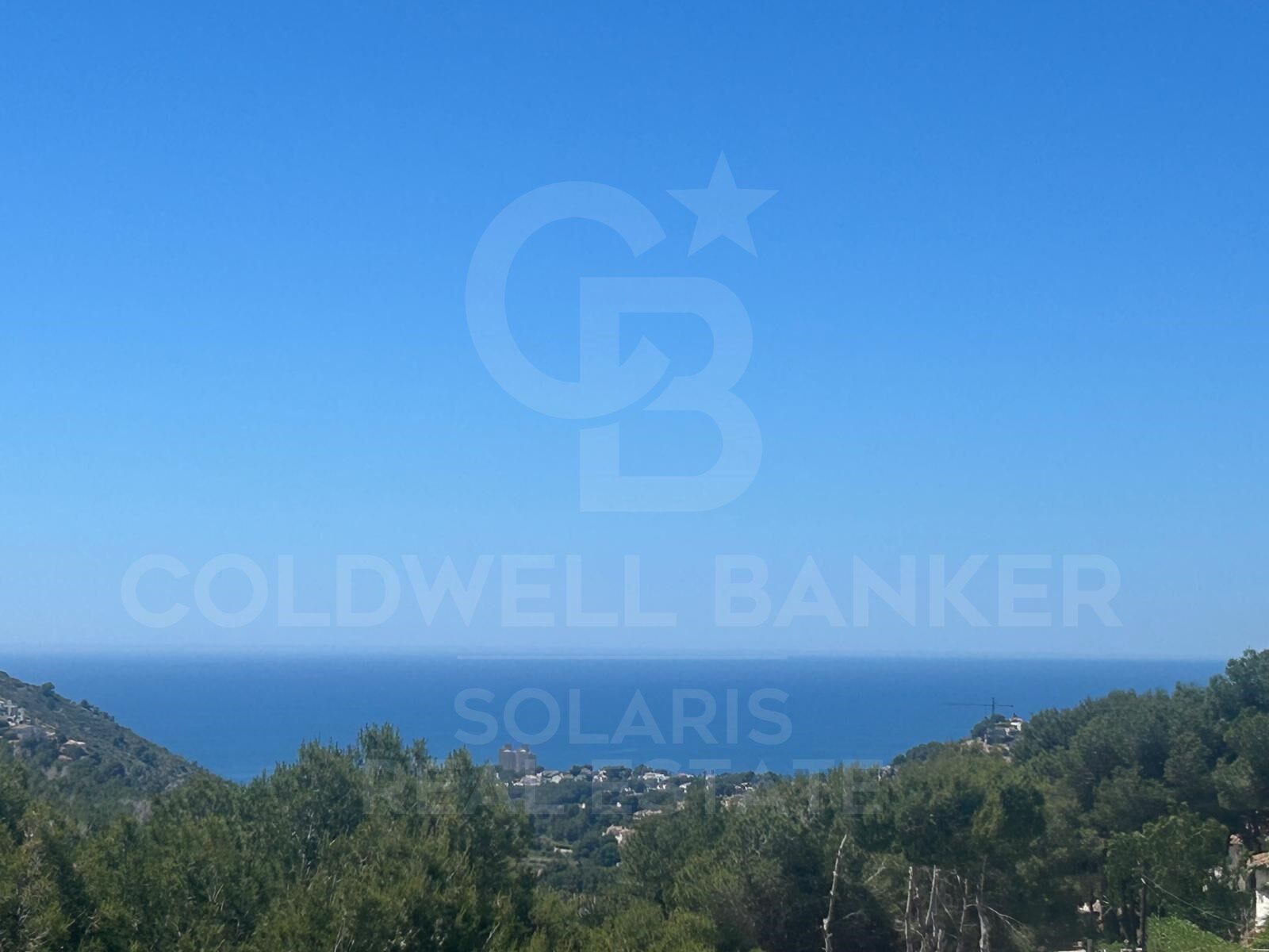 Villa contemporánea en construcción con impresionantes vistas al mar, ascensor privado y orientación sureste
