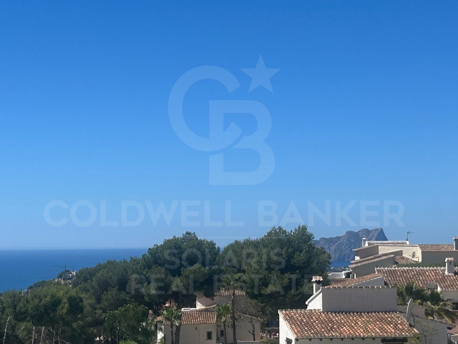 Villa contemporánea en construcción con impresionantes vistas al mar, ascensor privado y orientación sureste