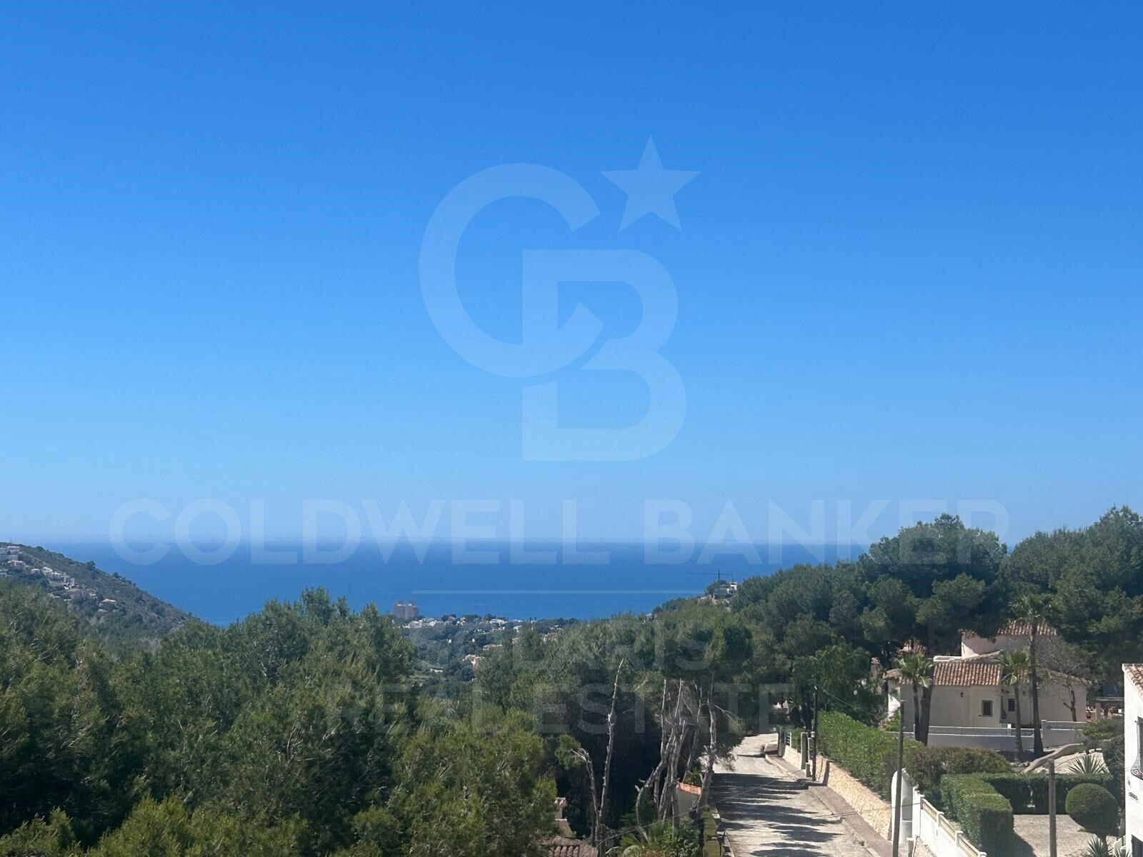 Villa contemporánea en construcción con impresionantes vistas al mar, ascensor privado y orientación sureste