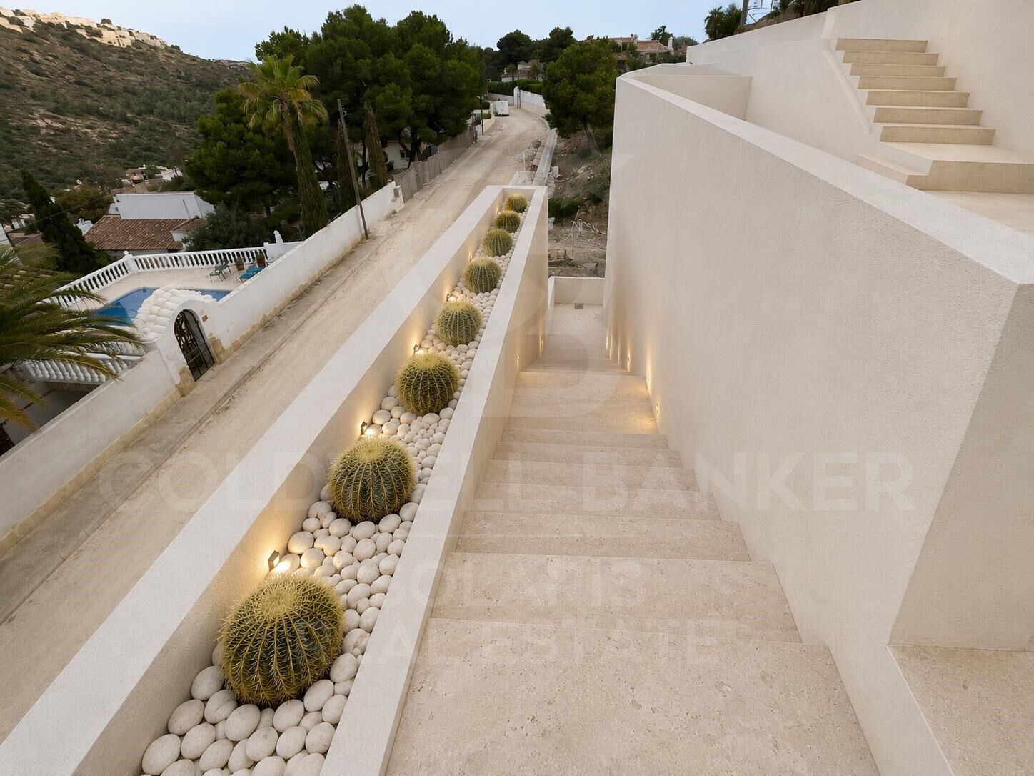 Villa contemporaine en construction avec une vue splendide sur la mer, ascenseur privé et orientation sud-est