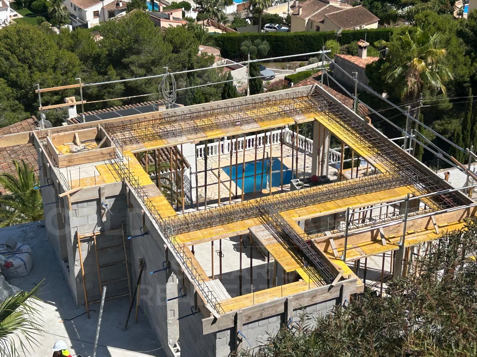 Villa contemporaine en construction avec une vue splendide sur la mer, ascenseur privé et orientation sud-est